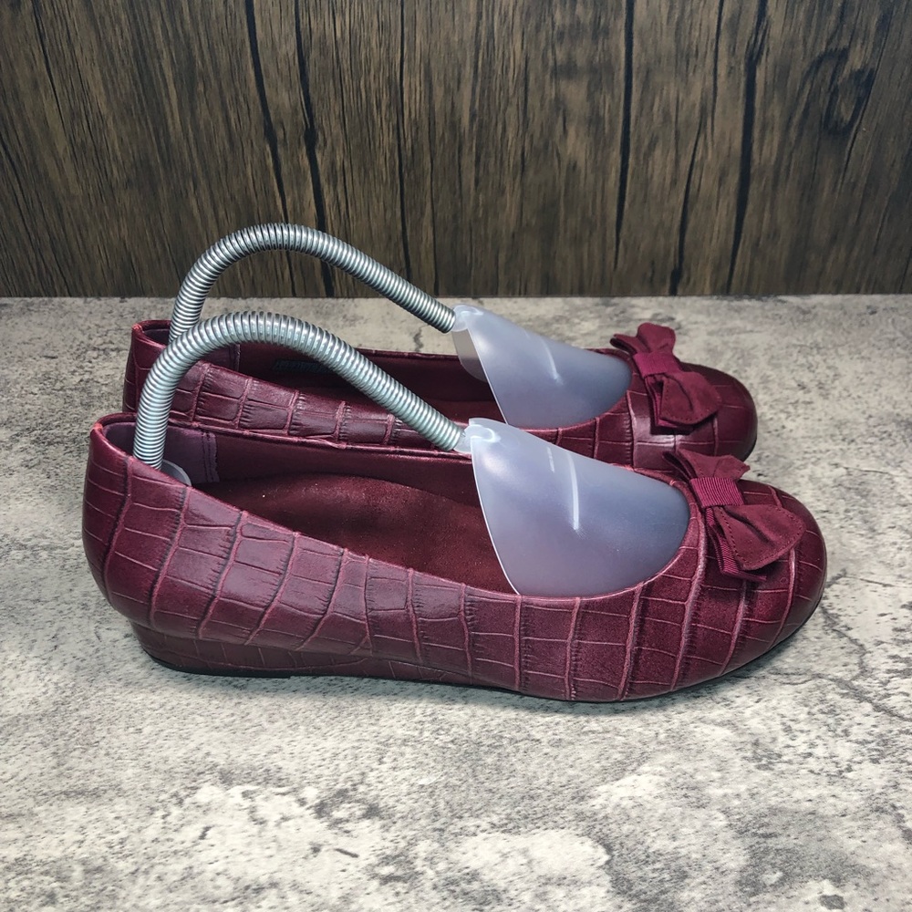 Vionic Lydia Burgundy Alligator Low Wedge Heels Womens Size 9